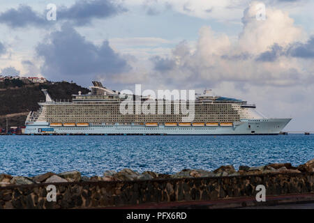 Royal Caribbean's Oasis of the Seas en partant du port à Sint Maarten. Banque D'Images