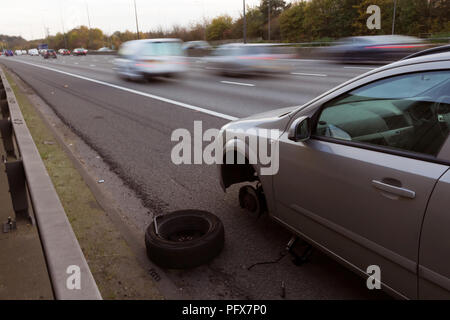Voiture avec pneu à plat à l'arrêt sur la bande d'arrêt d'urgence de l'autoroute Banque D'Images