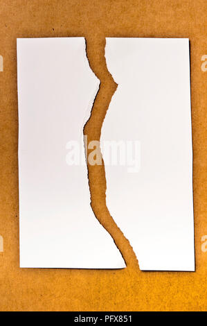 Papier qui a été déchiré dans la moitié Banque D'Images