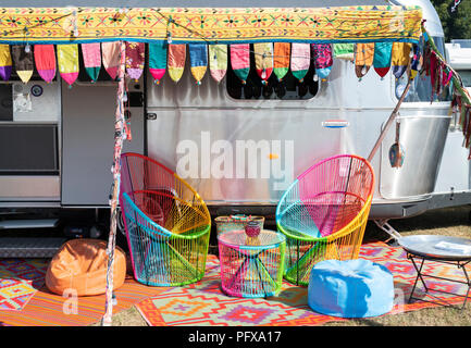 Lors d'une caravane Airstream colorés vintage retro festival. UK Banque D'Images