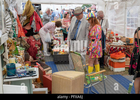 Vintage colorés à l'ancienne cabine de vendre les articles de maison à un festival rétro vintage. UK Banque D'Images