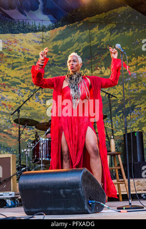 Singer Shakura S'Aida à Canmore Folk Music Festival, Canmore, Alberta, Canada Banque D'Images