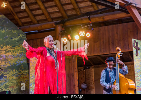 Singer Shakura S'Aida à Canmore Folk Music Festival, Canmore, Alberta, Canada Banque D'Images