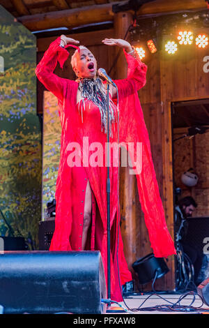 Singer Shakura S'Aida à Canmore Folk Music Festival, Canmore, Alberta, Canada Banque D'Images