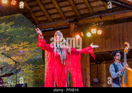 Singer Shakura S'Aida à Canmore Folk Music Festival, Canmore, Alberta, Canada Banque D'Images