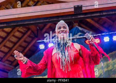 Singer Shakura S'Aida à Canmore Folk Music Festival, Canmore, Alberta, Canada Banque D'Images