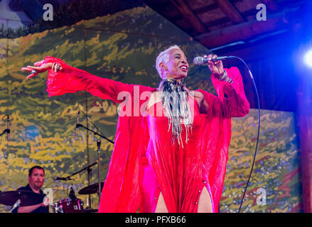 Singer Shakura S'Aida à Canmore Folk Music Festival, Canmore, Alberta, Canada Banque D'Images