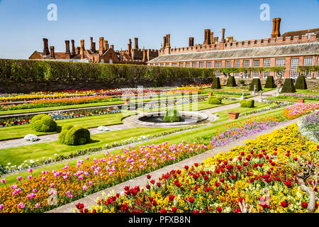 Le Palais de Hampton Court, Richmond, Londres, Royaume-Uni - 22 avril 2018 - les jardins du palais Banque D'Images