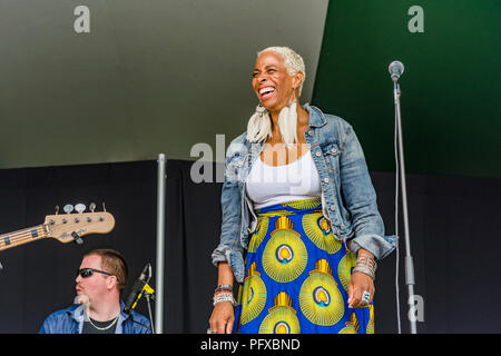 Singer Shakura S'Aida à Canmore Folk Music Festival, Canmore, Alberta, Canada Banque D'Images