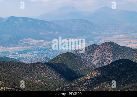 La fumée des incendies de forêt ; point de vue élevé vue de salida ; Arkansas River Valley et les montagnes Rocheuses au-delà du cratère ; USA Banque D'Images