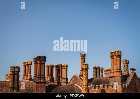 Le Palais de Hampton Court, Richmond, Londres, Royaume-Uni - 22 avril 2018 - Cheminées en briques de style Tudor Banque D'Images