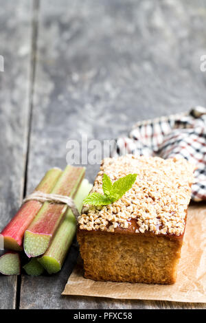 La rhubarbe fait maison recouvert de gâteau d'avoine sucrées sur table en bois Banque D'Images