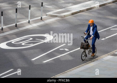 Un cycliste vérifie les messages ou carte sur London Wall, le site de l'original de leur frontière romaine fortifiée règlement Londinium - maintenant connu sous le nom de la ville de Londres, le quartier financier de la capitale, le 21 août 2018, à Londres, en Angleterre. Banque D'Images