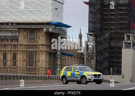 Bloc de la police le pont de Westminster Westminster comme une vaste expérience avec l'outil de cordons et de la fermeture de nombreuses rues après ce que les policiers appellent un incident terroriste dans lequel une voiture s'écrase dans les barrières de sécurité à l'extérieur du parlement dans le centre de Londres, le 14 août 2018, à Londres, en Angleterre. Banque D'Images
