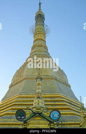 Golden de la pagode Sule, est situé sur la rue, chemin Mahabandoola, centre-ville de Yangon, Myanmar. Banque D'Images