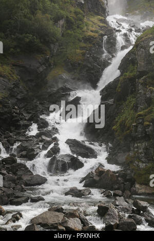 L'eau douce de la rough Latefossen falls en Odda Norvège Banque D'Images