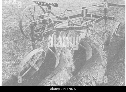 . La productivité des sols ; les éléments fondamentaux de la réussite de la gestion des sols et à la rentabilité de la production agricole. Les sols. Fig. 68.-Le travail de la charrue. Le centre de cette zone est le dos labouré sillon.. La FiQ. 69.-La façon dont une bonne charrue effectue son travail. Quand on s'intéresse à l'action de la charrue, labourer cesse d'être une corvée.. Veuillez noter que ces images sont extraites de la page numérisée des images qui peuvent avoir été retouchées numériquement pour plus de lisibilité - coloration et l'aspect de ces illustrations ne peut pas parfaitement ressembler à l'œuvre originale.. Weir, Wilbert Walter, 1882-. Philadelphie, Londres, J. B. L Banque D'Images