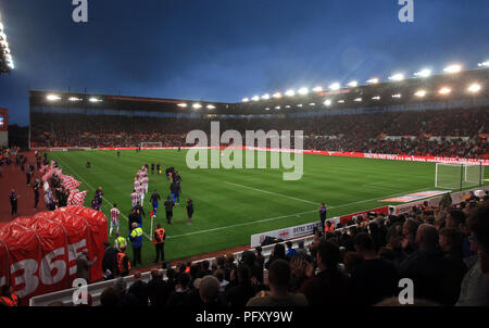 Stoke City et Wigan Athletic joueurs sortir pour le match de championnat à Sky Bet bet365, le stade de Stoke. ASSOCIATION DE PRESSE Photo. Photo date : mercredi 22 août 2018. Voir l'ACTIVITÉ DE SOCCER histoire Stoke. Crédit photo doit se lire : Nick Potts/PA Wire. RESTRICTIONS : EDITORIAL N'utilisez que pas d'utilisation non autorisée avec l'audio, vidéo, données, listes de luminaire, club ou la Ligue de logos ou services 'live'. En ligne De-match utilisation limitée à 120 images, aucune émulation. Aucune utilisation de pari, de jeux ou d'un club ou la ligue/dvd publications. Banque D'Images