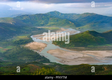 Vjosa rivière dans la lumière du matin, vue de Byllis, Qarier Fier, Albanie Banque D'Images