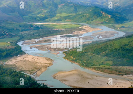 Vjosa rivière dans la lumière du matin, vue de Byllis, Qarier Fier, Albanie Banque D'Images