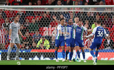 La volonté de Wigan Athletic Grigg (quatrième à droite) fête marquant son premier but de côtés du jeu avec ses coéquipiers comme Stoke City gardien Jack Butland (gauche) réagit au cours de la Sky Bet Championship match au stade de bet365, Stoke. Banque D'Images