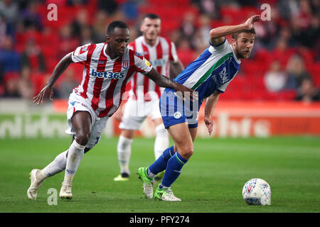 Stoke City's Saido Berahino (à gauche) et Wigan Athletic's Michael Jacobs bataille pour le ballon pendant le match de championnat à Sky Bet bet365, le stade de Stoke. Banque D'Images