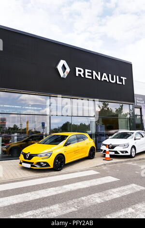 PRAGUE, RÉPUBLIQUE TCHÈQUE - 15 août 2018 : le logo de l'entreprise Renault sur voiture en face de l'édifice de l'affaire le 15 août 2018 à Prague. Banque D'Images