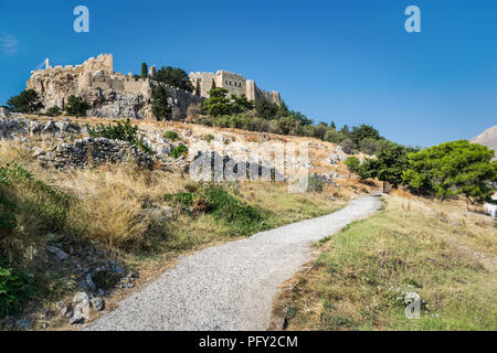 Thi est l'ancienne route de pierre qu'il courbes jusqu'à l'acropole en Lindos sur l'île grecque de Rhodes. Prendre les gens pour des ânes du Château Banque D'Images