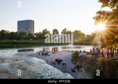 Le coucher du soleil, à l'Isar Flaucher, gratte-ciel de Thalkirchen, Munich, Haute-Bavière, Bavière, Allemagne Banque D'Images