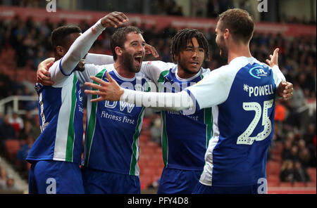 La volonté de Wigan Athletic Grigg (deuxième à gauche) célèbre marquant son troisième but du côté du jeu de la mort avec Gavin Massey (à gauche), James Reece (deuxième à droite) et Nick Powell lors de la Sky Bet Championship match au stade de bet365, Stoke. Banque D'Images