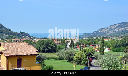 Vue sur le lac de garde de l'hôtel Poiano Banque D'Images