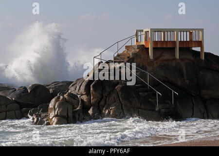 Balcon sur une falaise donnant sur la mer dans un jour de tempête mais ensoleillé avec de grosses vagues, Vila do Conde, Nord du Portugal Banque D'Images