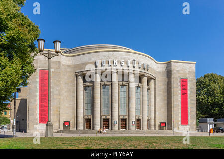 Le People's Theatre (Volksbuehne) dans le Berlin Mitte, un théâtre emblématique construit 1913-1914 près de la station de métro Rosa-Luxemburg Platz, Berlin, Allemagne Banque D'Images