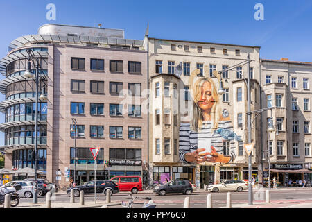 Scène de rue en milieu urbain avec le street art graffiti sur un bâtiment façade dans Schoenhauser Allee dans le quartier Mitte de Berlin de l'été 2018, Berlin, Allemagne Banque D'Images