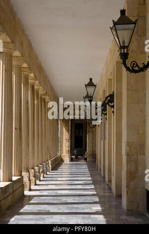 Façade à colonnade du palais de Saint-Michel et Saint-Georges, vieille ville de Corfou, aka Kerkyra, Grèce Banque D'Images