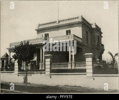 . L'examen de Cuba. Cuba -- Périodiques. La CUBA REV1I&Lt ;:W 19. Maisons dans vSuburbs La Havane. M. Adolf B. Horn's villa, "Bella Mar", près du camp de la Colombie-Britannique. C'est un beau spécimen de l'architecture moderne à Cuba et la maison est construite conformément aux exigences en matière d'hygiène, et est fourni avec toutes les améliorations modernes. ment cubains ont un foyer très similaires à celles des personnes de leur catégorie dans toute la terre, mais ce qui précède est la moyenne, et il est considéré comme l'un quotidien passe ouvrir portes et fenêtres. Dans la banlieue de Jesus del ISTonte comoany, un Américain a acheté il y a 10 ans, la ferme abandonnée de Cuba Banque D'Images