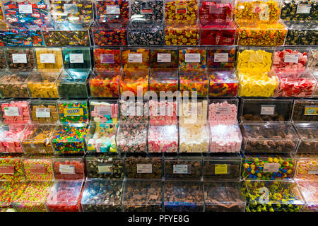 Pick 'n' mix bonbons, confiserie en vrac dans un magasin (Stockholm, Suède) Banque D'Images