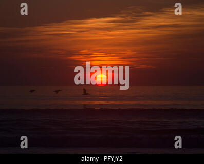 Lever de soleil des eaux calmes Banque D'Images