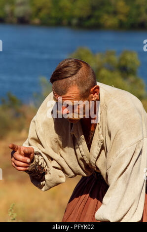 Vieux points de Cosaques à quelque chose avec votre doigt sur l'île de Khortytsya. Zaporozhye, Ukraine Banque D'Images