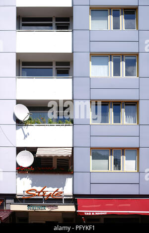 Berlin, Allemagne - 16 juillet 2018 : le café au rez-de-chaussée d'un gratte-ciel à l'Ostbahnhof de Berlin le 16 juillet 2018 à Berlin. Banque D'Images