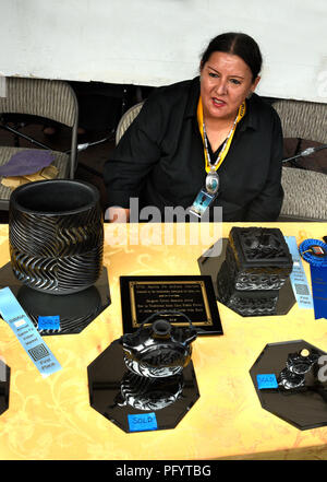 Native American clay artiste Nancy Youngblood parle avec les clients du Santa Fe marché indien. Banque D'Images