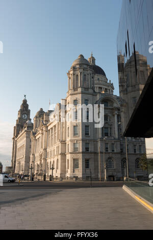 Ancien et le nouveau bâtiment près de l'île de Mann. Liverpool Docks salon, UK Banque D'Images