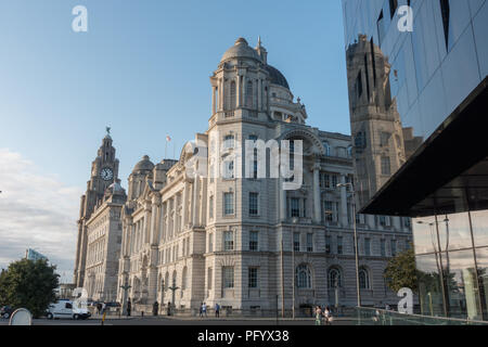 Ancien et le nouveau bâtiment près de l'île de Mann. Liverpool Docks salon, UK Banque D'Images