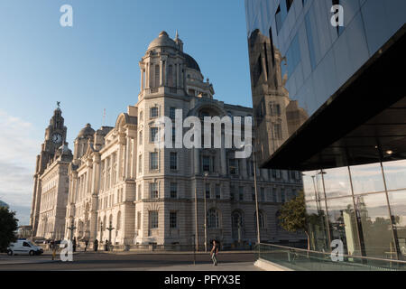 Ancien et le nouveau bâtiment près de l'île de Mann. Liverpool Docks salon, UK Banque D'Images