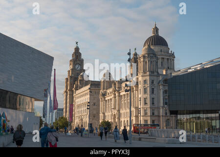 Ancien et le nouveau bâtiment près de l'île de Mann. Liverpool Docks salon, UK Banque D'Images