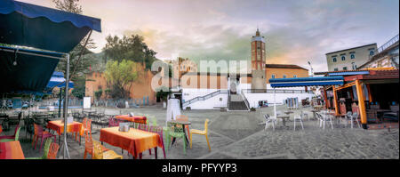 Paysage urbain panoramique avec la mosquée à partir du café de la rue dans la vieille médina de Chefchaouen ville bleu sur le lever du soleil. Le Maroc, l'Afrique du Nord Banque D'Images