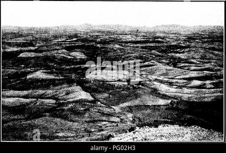 . L'agriculture à sec : un système de l'agriculture pour les pays sous une pluie faible . La culture sèche. La FERME À INDIAN HEAD 409 La chute de pluie annuelle indiquée dans la deuxième colonne n'inclut pas l'eau qui tombe sous forme de neige. Selon les dossiers à l'étude, la chute de neige annuelle variait de 2,3 à 1,3 pouces d'eau, qui doit être ajoutée à l'pluie indiquées dans le tableau.. Fig. 110. Avis de blé Palouse district, montrant le matériel roulant nature de pays. Même avec cet ajout la pluie montre le district d'être d'un caractère semi-aride distinctement. Il faut remarquer que les précipitations va Banque D'Images