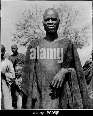 . Du Niger au Nil. Alexander-Gosling ; des oiseaux de l'expédition. D'GULFEI À FORT LAMY 139 était à cette époque dix ou douze milles du lac, ce qui a été dit de venir jusqu'à la saison des pluies.. Un homme À GALA KOTOKO N laissant à 6h30 le 16 février, Goshng partirent à un GuUo ville appelée Kanuri, situé parmi les quelques beaux arbres, en vertu de l'un de qui il avait dressé sa tente. Ici, il décrit la façon dont il a toujours utilisé pour classer les zana-boîtier tapis autour de son camp en deux sections, dans l'un des qu'il avait sa tente et les charges, tandis que l'autre a tenu les boeufs, la même porte pour faire bot Banque D'Images