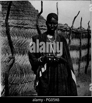 L'expédition Alexander-Gosling a documenté divers aspects de la vie au Soudan, y compris la culture du peuple Kotoko, connu pour ses bras de fer distinctifs. Les découvertes de l'expédition comprennent des descriptions de leur apparence physique, de leur tenue vestimentaire et de leurs artefacts anciens. Banque D'Images