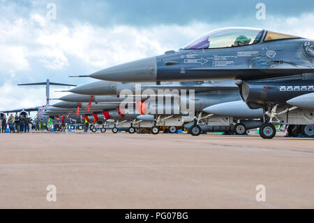 Alignement des avions de chasse General Dynamics Lockheed Martin F-16 Fighting Falcon au Royal International Air Tattoo riat RAF Fairford, Royaume-Uni Banque D'Images